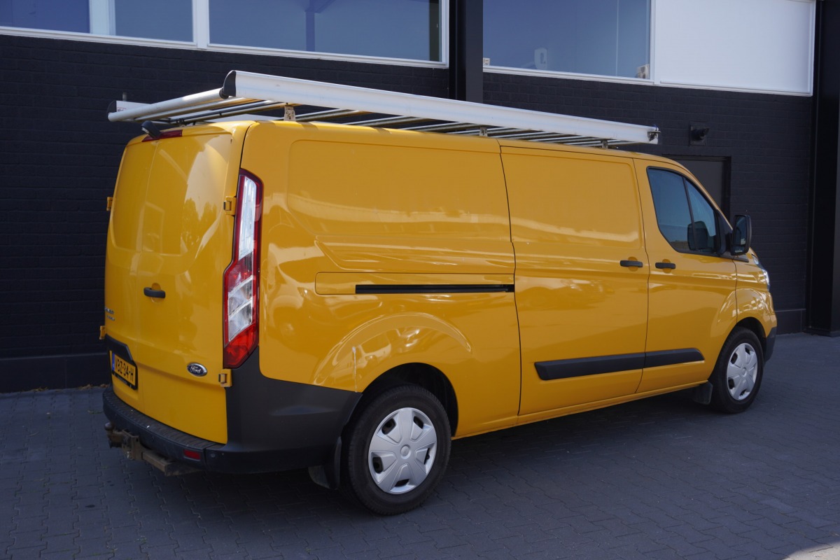 Ford Transit Custom 2.0 TDCI 130PK L2 EURO 6 - Airco - Cruise - PDC - Trekhaak - € 11.950,- Excl. Ford Transit Custom 2.0 TDCI 130PK L2 EURO 6 - Airco - Cruise - PDC - Trekhaak - € 11.950,- Excl.