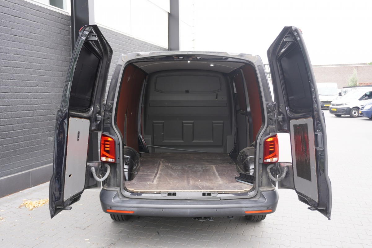 Volkswagen Transporter 2.0 TDI 150PK Automaat EURO 6 - Airco - Navi - Cruise - € 17.900,- Excl. Volkswagen Transporter 2.0 TDI 150PK Automaat EURO 6 - Airco - Navi - Cruise - € 17.900,- Excl.