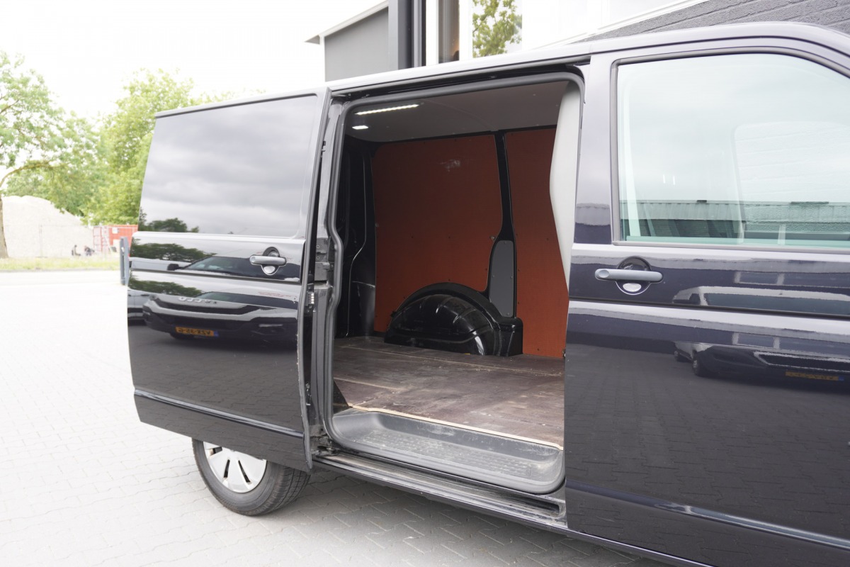 Volkswagen Transporter 2.0 TDI 150PK Automaat EURO 6 - Airco - Navi - Cruise - € 17.900,- Excl. Volkswagen Transporter 2.0 TDI 150PK Automaat EURO 6 - Airco - Navi - Cruise - € 17.900,- Excl.