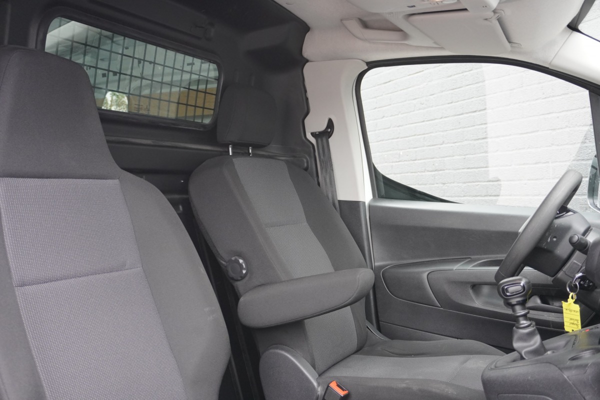 Peugeot Partner 1.2 PT Benzine! EURO 6 - Airco - Navi - Cruise - €12.900,- Excl. Peugeot Partner 1.2 PT Benzine! EURO 6 - Airco - Navi - Cruise - €12.900,- Excl.