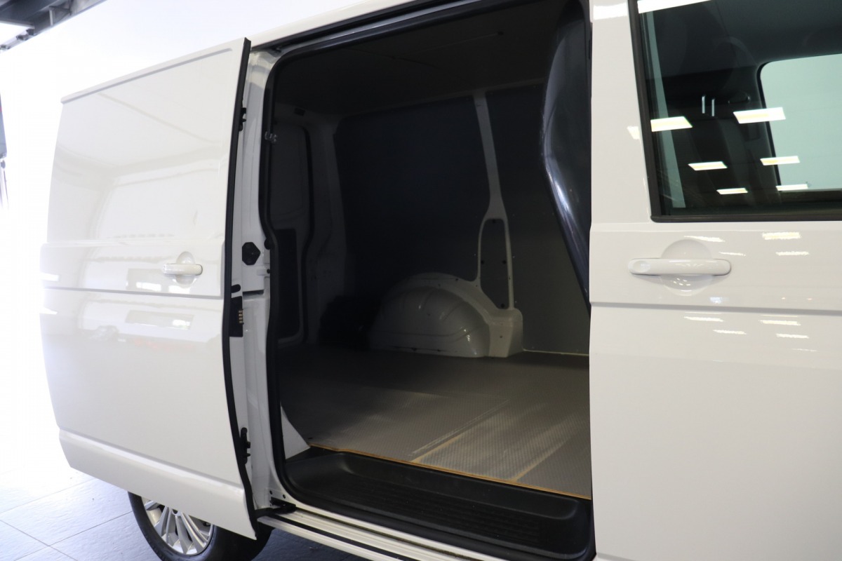 Volkswagen Transporter 2.0 TDI BULLI - EURO 6 - Airco - Navi - Cruise - €18.950,- Excl. Volkswagen Transporter 2.0 TDI BULLI - EURO 6 - Airco - Navi - Cruise - €18.950,- Excl.