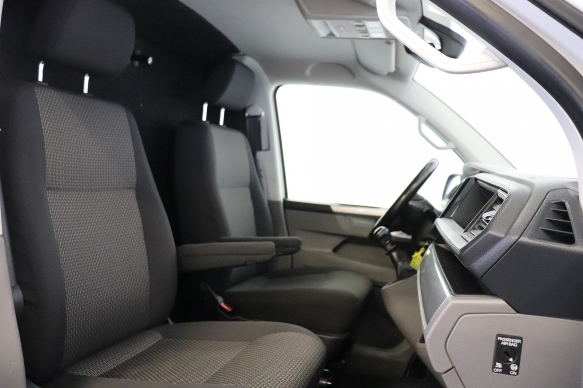 Volkswagen Transporter 2.0 TDI BULLI - EURO 6 - Airco - Navi - Cruise - €18.950,- Excl. Volkswagen Transporter 2.0 TDI BULLI - EURO 6 - Airco - Navi - Cruise - €18.950,- Excl.