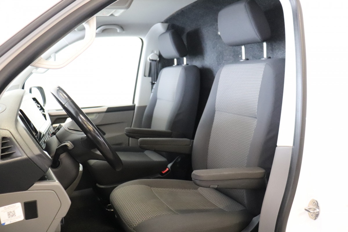 Volkswagen Transporter 2.0 TDI BULLI - EURO 6 - Airco - Navi - Cruise - €18.950,- Excl. Volkswagen Transporter 2.0 TDI BULLI - EURO 6 - Airco - Navi - Cruise - €18.950,- Excl.