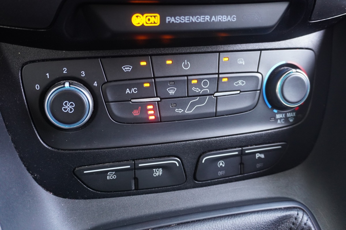 Ford Transit Connect 1.5 EcoBlue EURO 6 - Airco - Cruise - PDC - €10.950,- Excl. Ford Transit Connect 1.5 EcoBlue EURO 6 - Airco - Cruise - PDC - €10.950,- Excl.