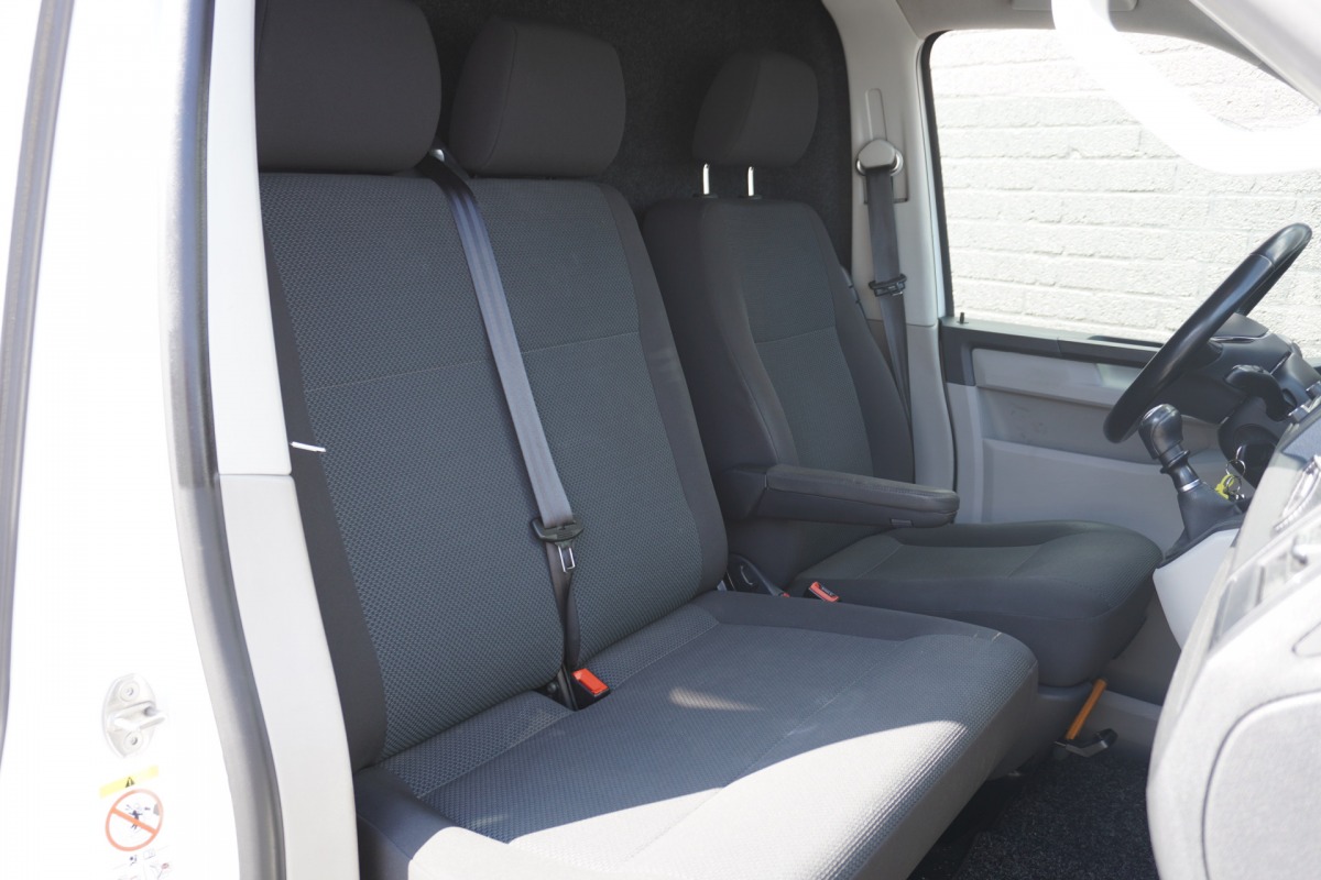 Volkswagen Transporter 2.0 TDI - EURO 6 - Airco - Navi - Cruise - €10.900,- Excl. Volkswagen Transporter 2.0 TDI - EURO 6 - Airco - Navi - Cruise - €10.900,- Excl.