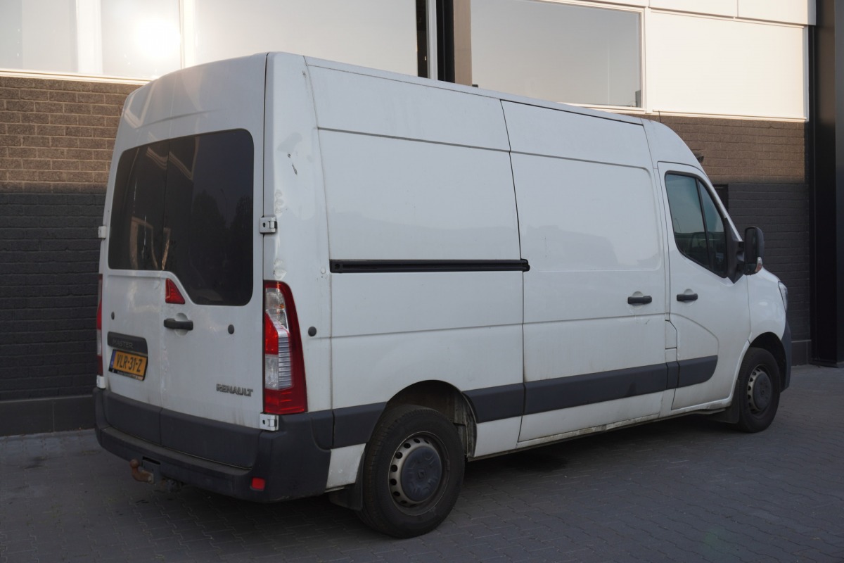 Renault Master 2.3 dCi 150PK L2H2 - EURO 6 - Airco - Trekhaak - €14.900,- Excl. Renault Master 2.3 dCi 150PK L2H2 - EURO 6 - Airco - Trekhaak - €14.900,- Excl.