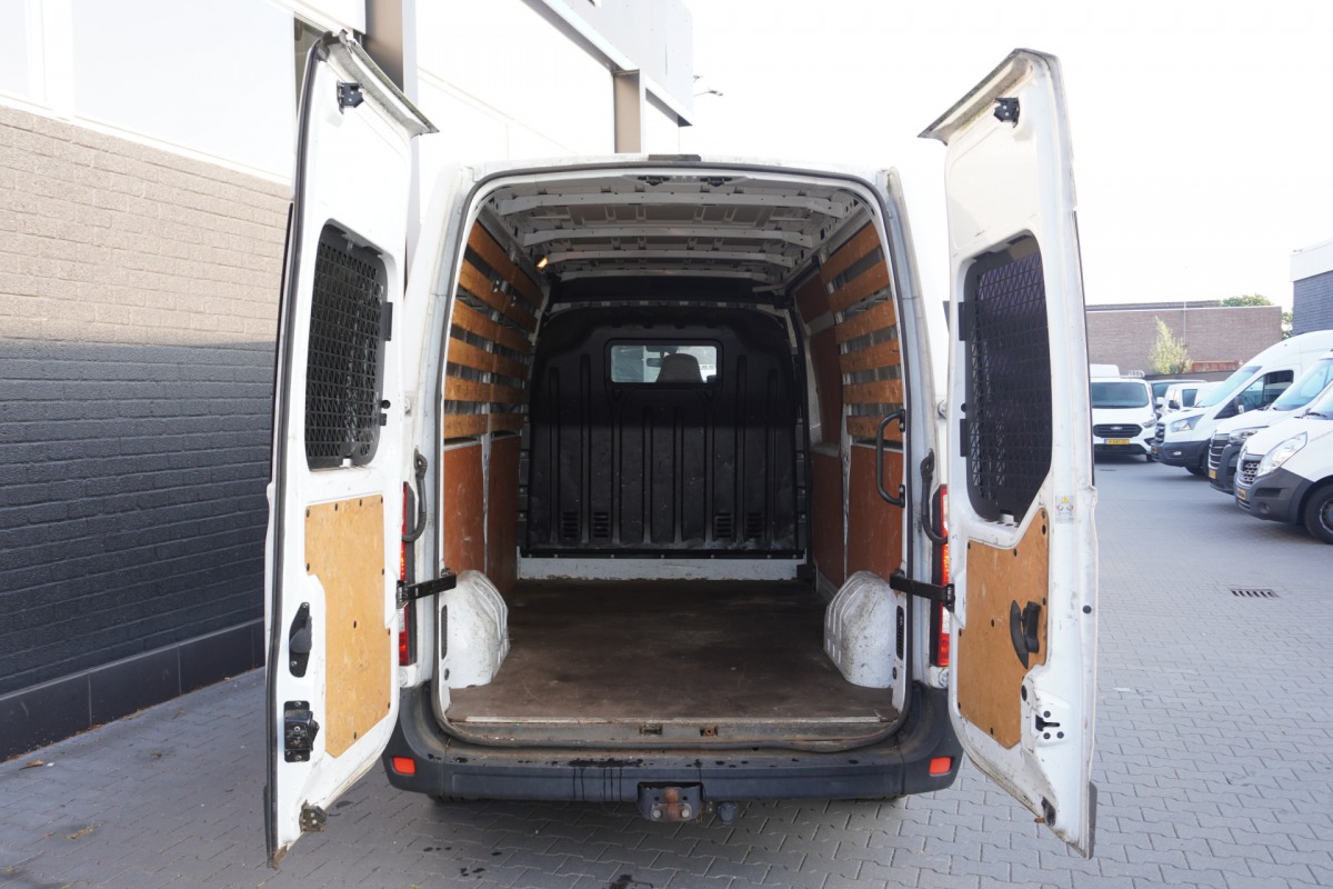 Renault Master 2.3 dCi 150PK L2H2 - EURO 6 - Airco - Trekhaak - €14.900,- Excl. Renault Master 2.3 dCi 150PK L2H2 - EURO 6 - Airco - Trekhaak - €14.900,- Excl.