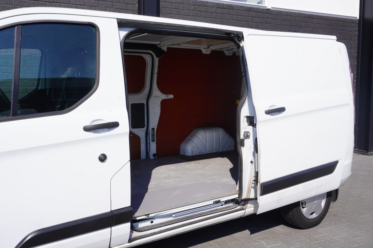 Ford Transit Custom 2.0 TDCI 130PK 2x Schuifdeur L2 - EURO 6 - Airco - Navi - Cruise - €13.950,- Excl. Ford Transit Custom 2.0 TDCI 130PK 2x Schuifdeur L2 - EURO 6 - Airco - Navi - Cruise - €13.950,- Excl.
