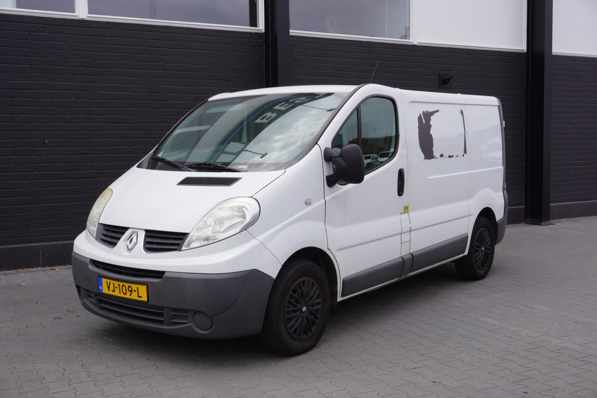 Renault Trafic 2.0 dCi T29 | Airco | Trekhaken | €2.950,- Ex. BTW Renault Trafic 2.0 dCi T29 | Airco | Trekhaken | €2.950,- Ex. BTW