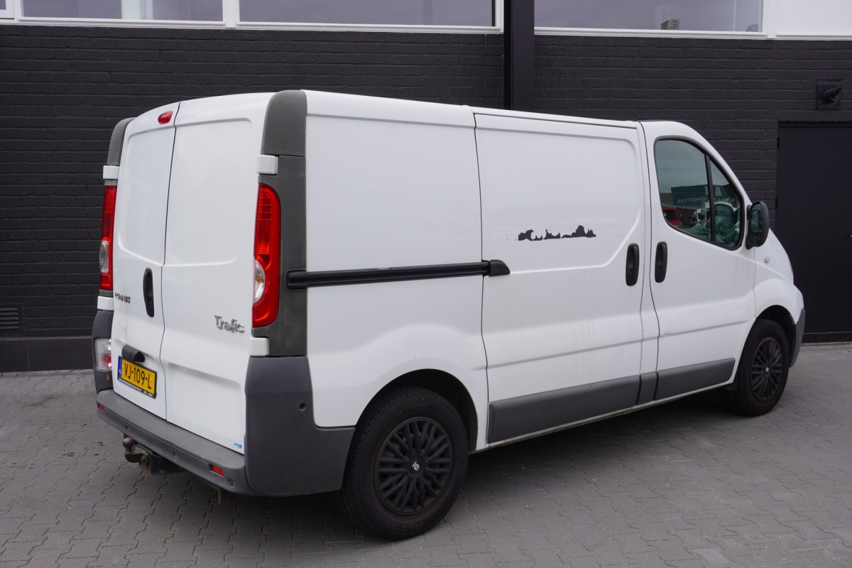 Renault Trafic 2.0 dCi T29 | Airco | Trekhaken | €2.950,- Ex. BTW Renault Trafic 2.0 dCi T29 | Airco | Trekhaken | €2.950,- Ex. BTW