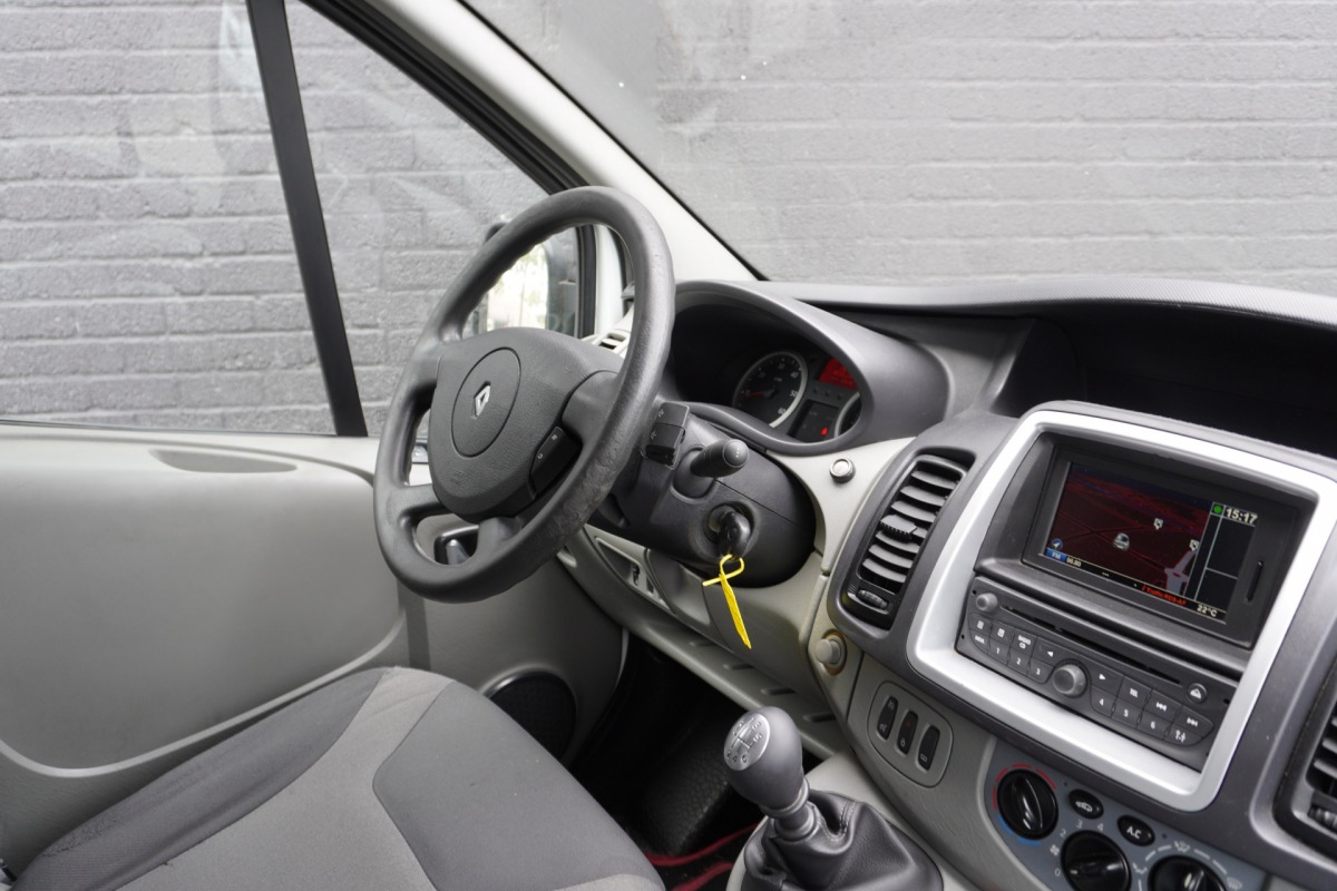 Renault Trafic 2.0 dCi T29 | Airco | Trekhaken | €2.950,- Ex. BTW Renault Trafic 2.0 dCi T29 | Airco | Trekhaken | €2.950,- Ex. BTW