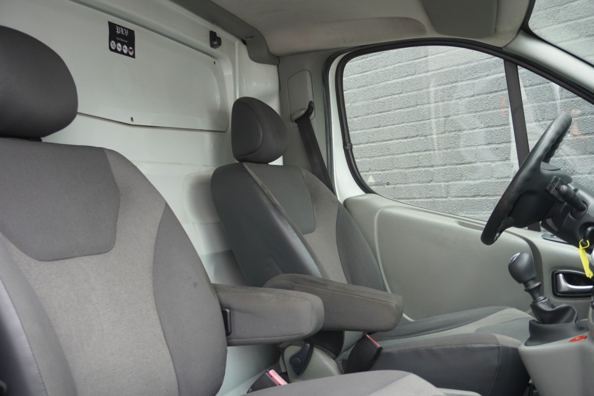 Renault Trafic 2.0 dCi T29 | Airco | Trekhaken | €2.950,- Ex. BTW Renault Trafic 2.0 dCi T29 | Airco | Trekhaken | €2.950,- Ex. BTW