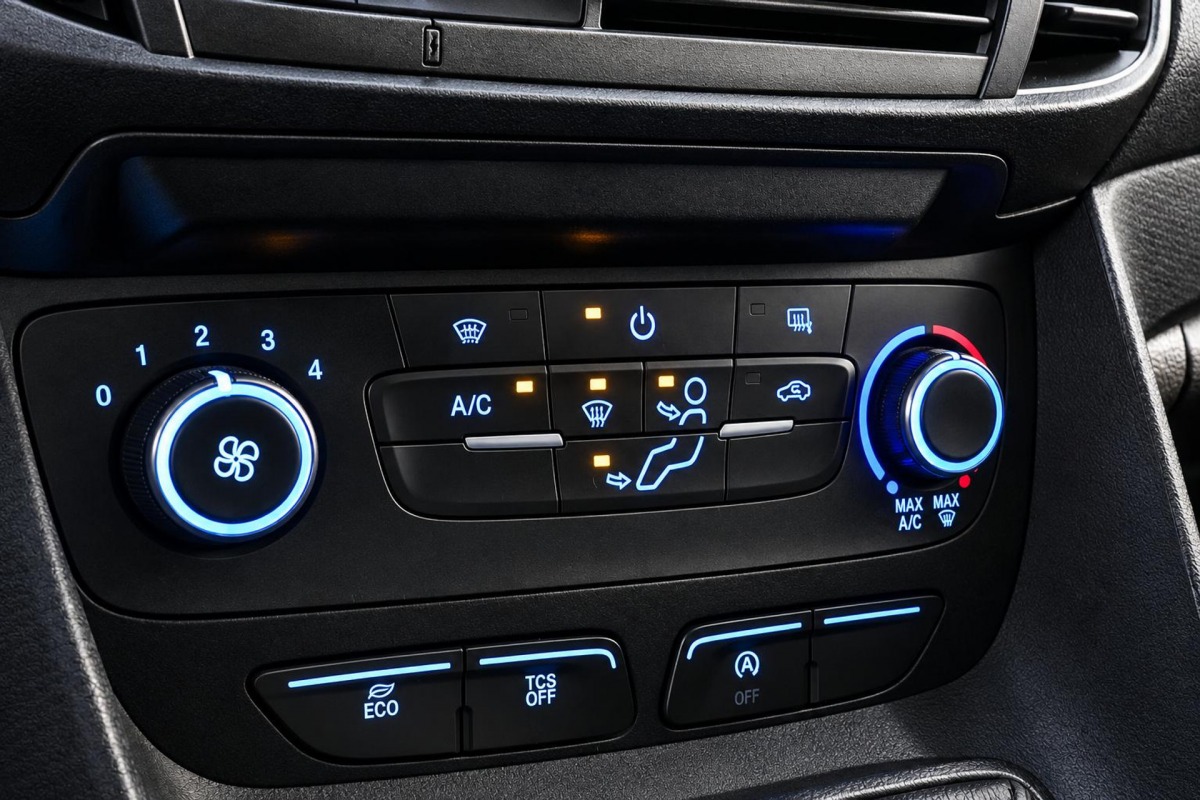 Ford Transit Connect 1.5 EcoBlue 100PK L2 - Airco - Cruise - Trekhaak - Verw. voorruit - €8.450,- Ex. BTW Ford Transit Connect 1.5 EcoBlue 100PK L2 - Airco - Cruise - Trekhaak - Verw. voorruit - €8.450,- Ex. BTW