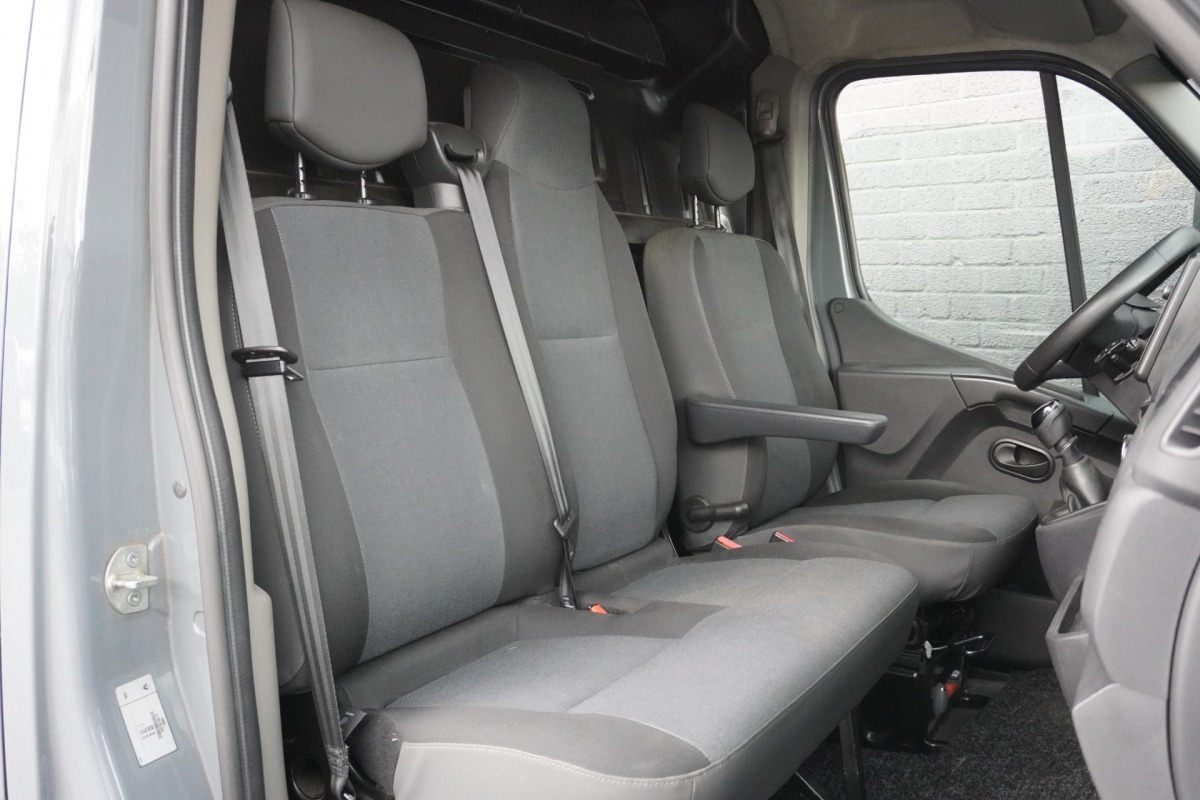 Renault Master 2.3 dCi 135PK EURO 6 - Airco - Navi - Cruise - €14.900,- Excl. Renault Master 2.3 dCi 135PK EURO 6 - Airco - Navi - Cruise - €14.900,- Excl.