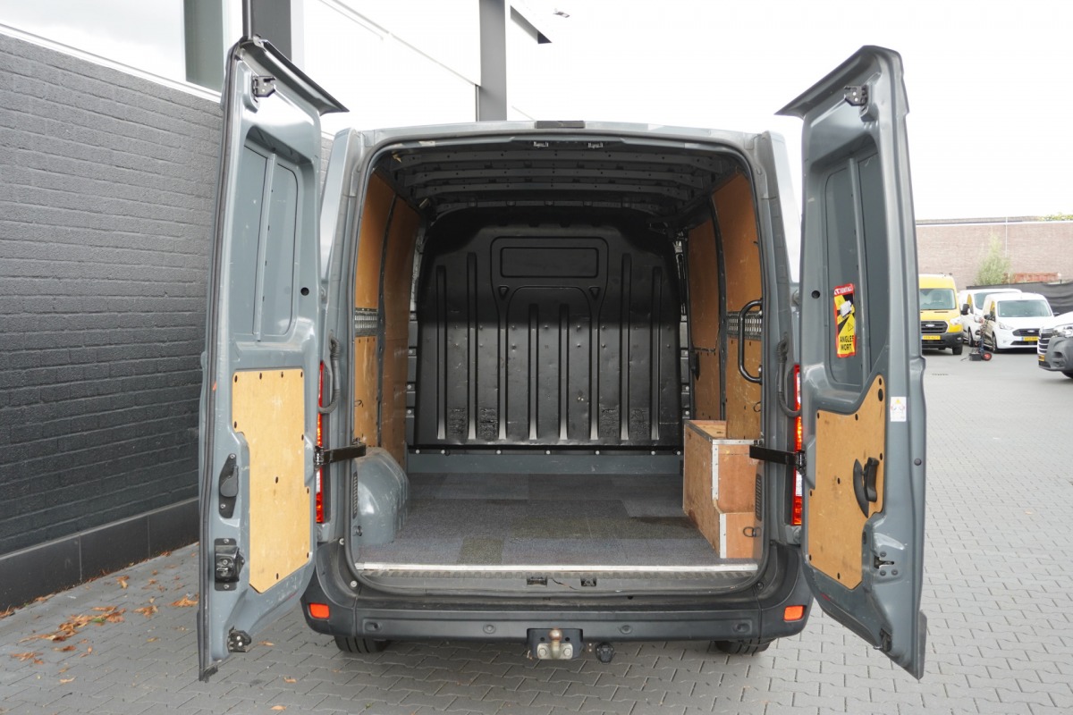 Renault Master 2.3 dCi 135PK EURO 6 - Airco - Navi - Cruise - €14.900,- Excl. Renault Master 2.3 dCi 135PK EURO 6 - Airco - Navi - Cruise - €14.900,- Excl.