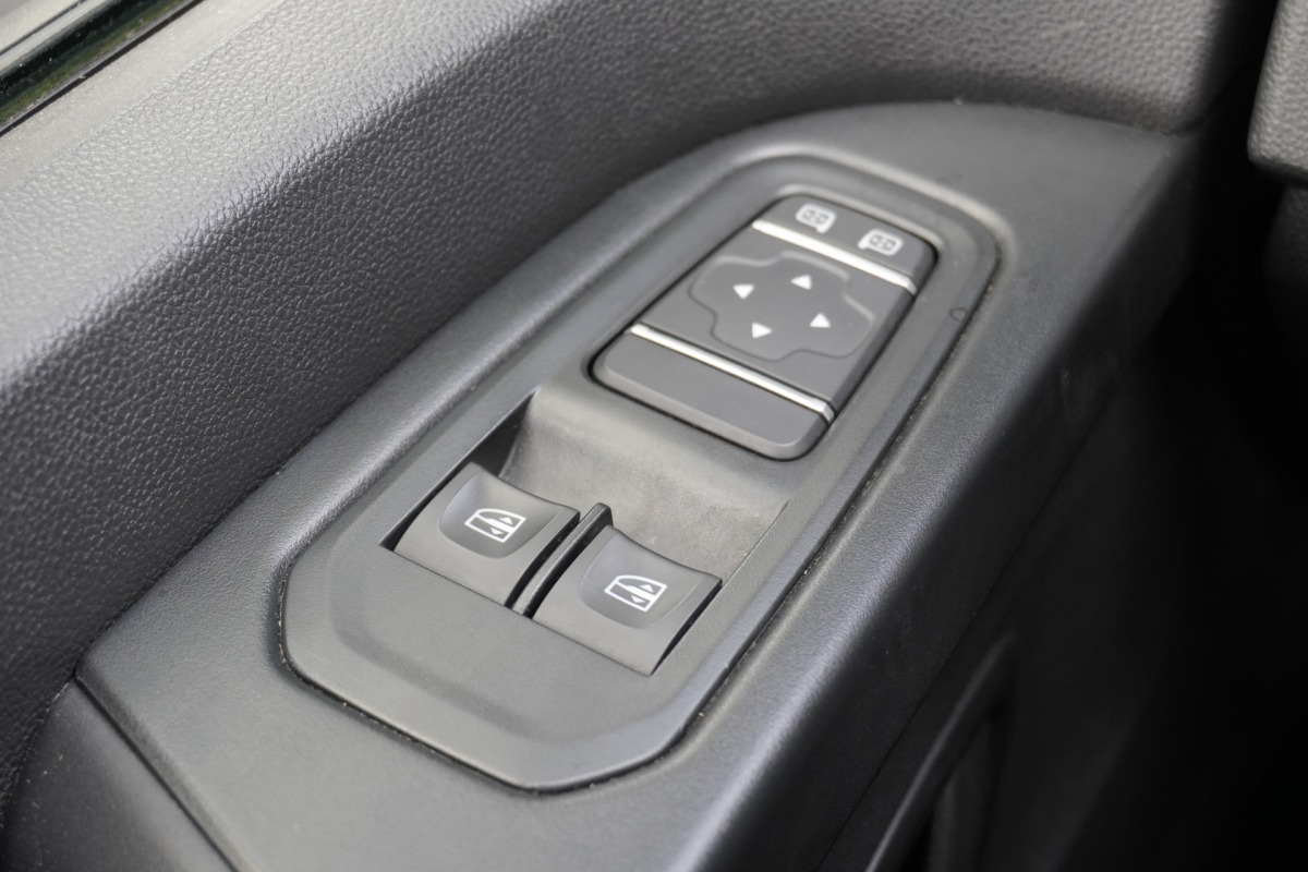 Renault Trafic 2.0 dCi 110PK L2 EURO 6 - Airco - Navi - Cruise - €16.900,- Excl. Renault Trafic 2.0 dCi 110PK L2 EURO 6 - Airco - Navi - Cruise - €16.900,- Excl.