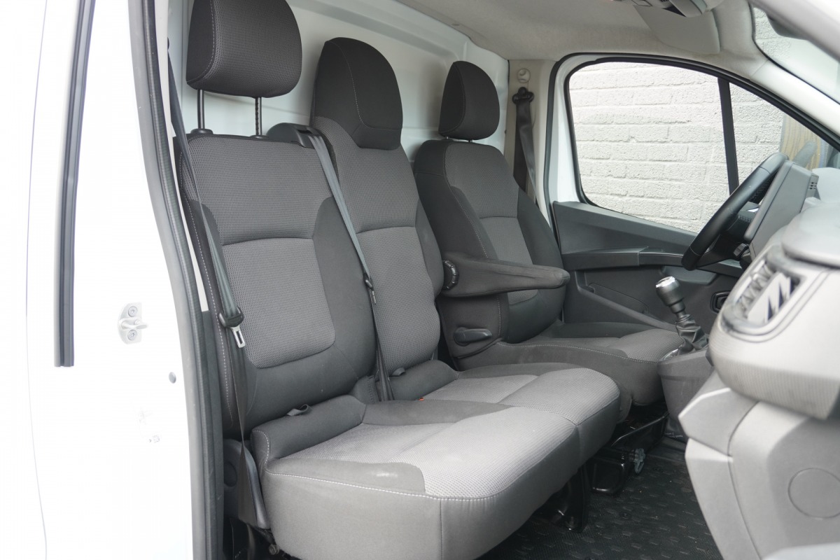 Renault Trafic 2.0 dCi 110PK L2 EURO 6 - Airco - Navi - Cruise - €16.900,- Excl. Renault Trafic 2.0 dCi 110PK L2 EURO 6 - Airco - Navi - Cruise - €16.900,- Excl.