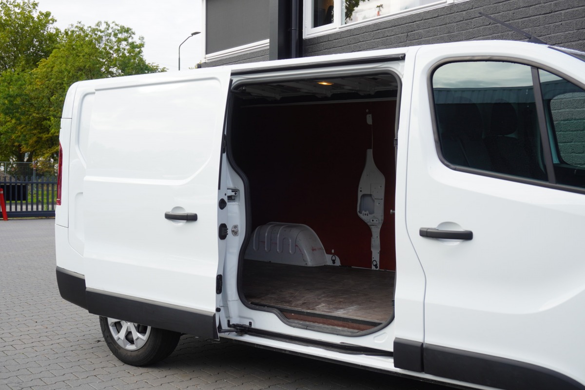 Renault Trafic 2.0 dCi 110PK L2 EURO 6 - Airco - Navi - Cruise - €16.900,- Excl. Renault Trafic 2.0 dCi 110PK L2 EURO 6 - Airco - Navi - Cruise - €16.900,- Excl.