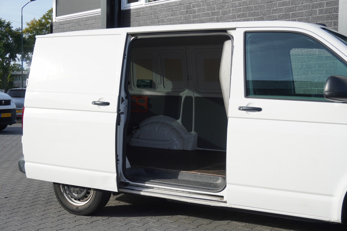 Volkswagen Transporter 2.0 TDI EURO 6 - Airco - Cruise - Carplay - €13.950,- Excl. Volkswagen Transporter 2.0 TDI EURO 6 - Airco - Cruise - Carplay - €13.950,- Excl.