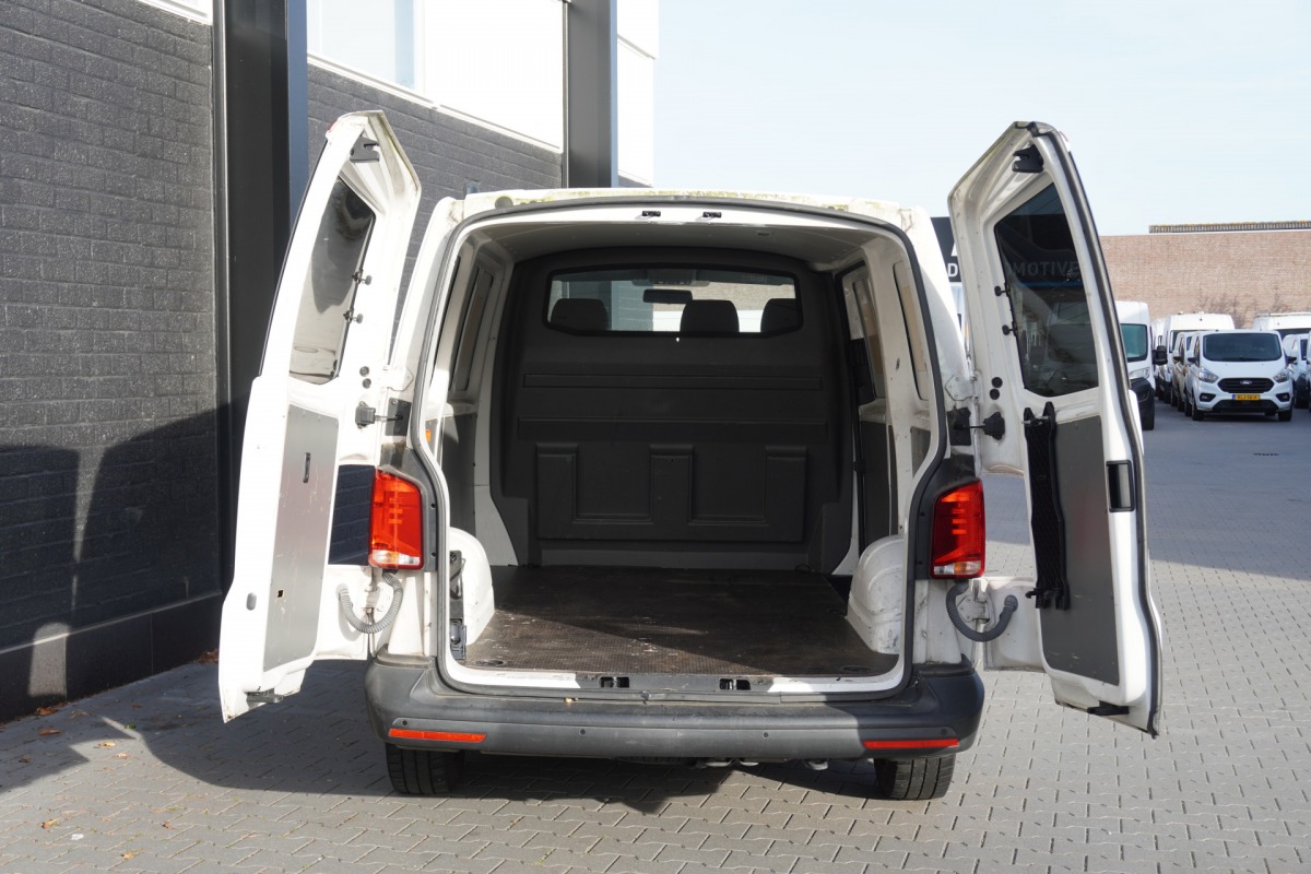 Volkswagen Transporter 2.0 TDI EURO 6 - Airco - Cruise - Carplay - €13.950,- Excl. Volkswagen Transporter 2.0 TDI EURO 6 - Airco - Cruise - Carplay - €13.950,- Excl.