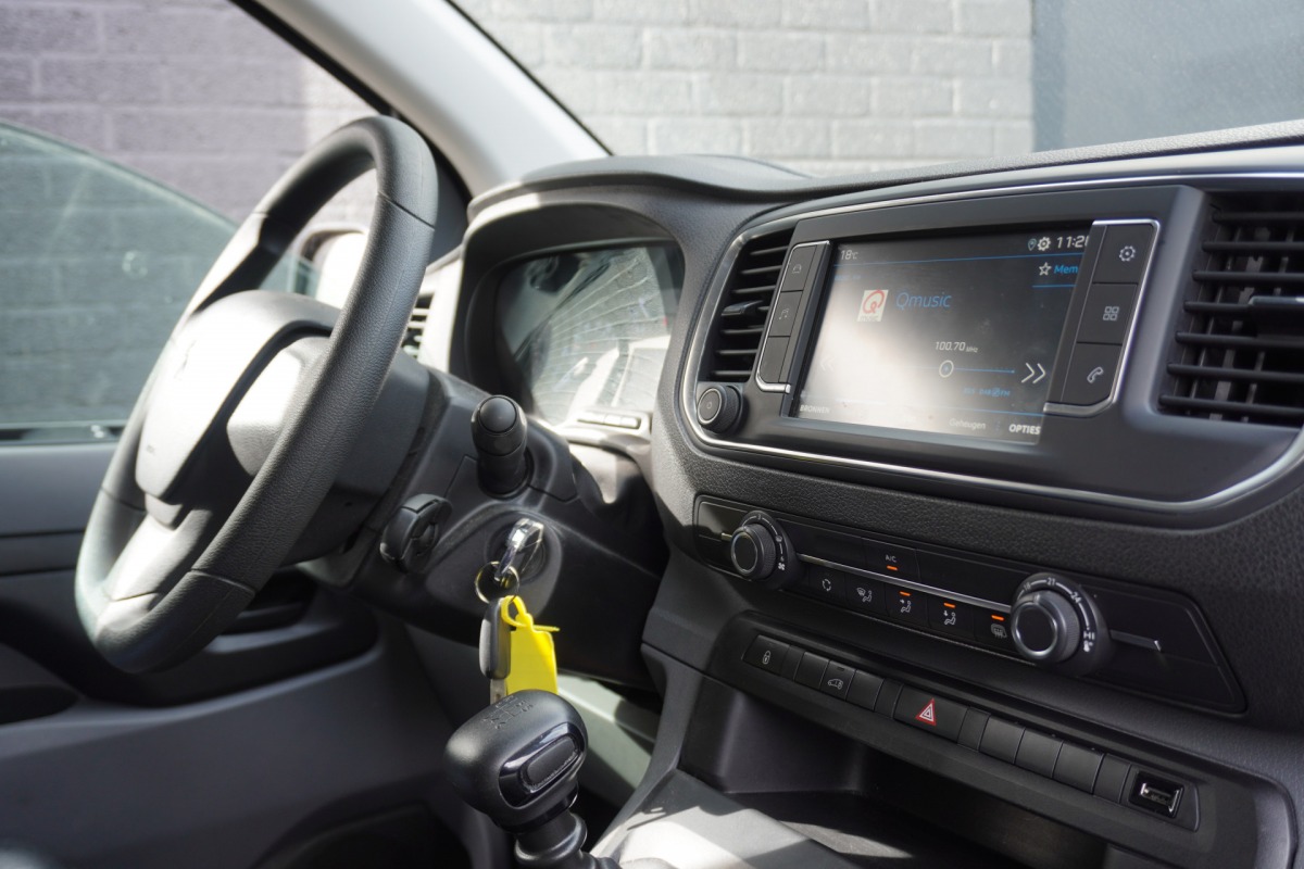 Peugeot Expert 1.5 BlueHDI L2 EURO 6 - Airco - Cruise - Carplay - €13.900,- Excl. Peugeot Expert 1.5 BlueHDI L2 EURO 6 - Airco - Cruise - Carplay - €13.900,- Excl.