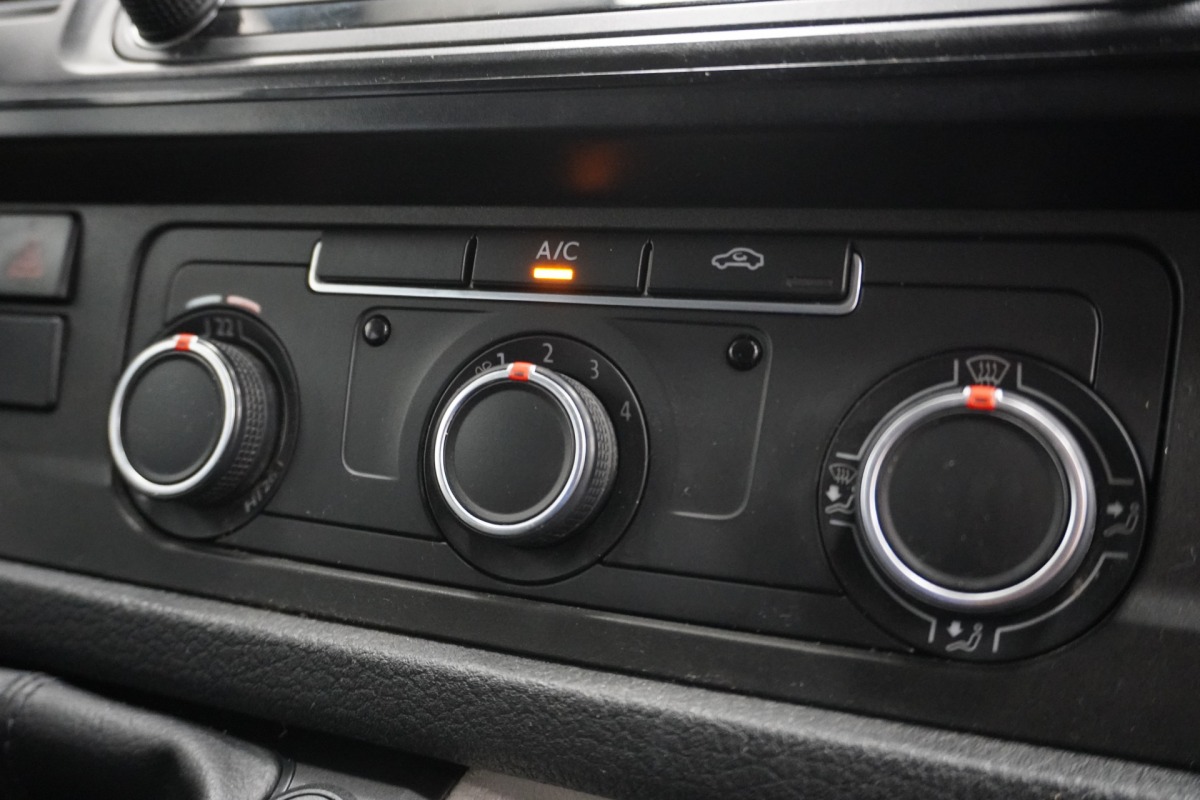 Volkswagen Transporter 2.0 TDI L2 Dubbele Cabine | Airco | Cruise | Navi | Trekhaak | €8.900,- Ex. BTW Volkswagen Transporter 2.0 TDI L2 Dubbele Cabine | Airco | Cruise | Navi | Trekhaak | €8.900,- Ex. BTW