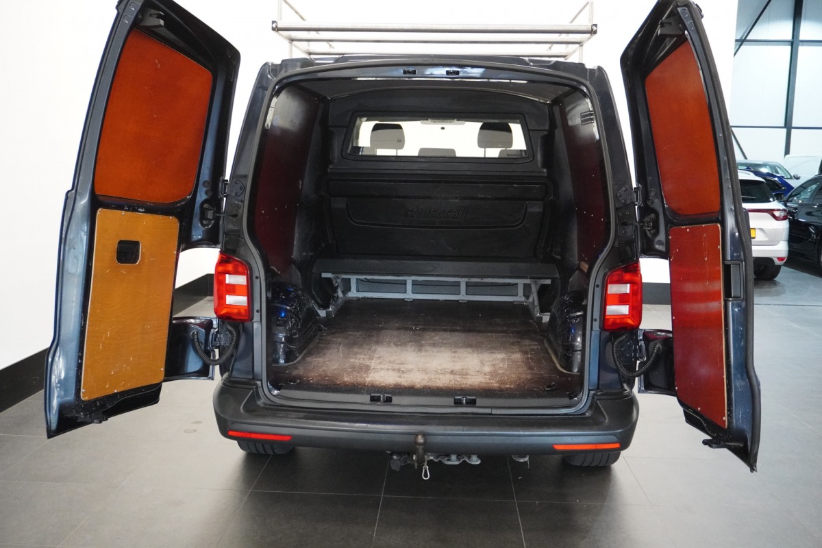 Volkswagen Transporter 2.0 TDI L2 Dubbele Cabine | Airco | Cruise | Navi | Trekhaak | €8.900,- Ex. BTW Volkswagen Transporter 2.0 TDI L2 Dubbele Cabine | Airco | Cruise | Navi | Trekhaak | €8.900,- Ex. BTW
