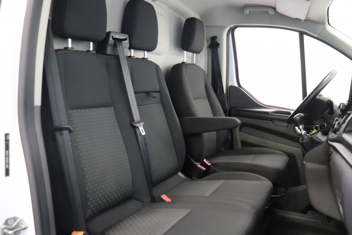 Ford Transit Custom 2.0 TDCI EURO 6 - Airco - Navi - Cruise - € 13.950,- Excl. Ford Transit Custom 2.0 TDCI EURO 6 - Airco - Navi - Cruise - € 13.950,- Excl.
