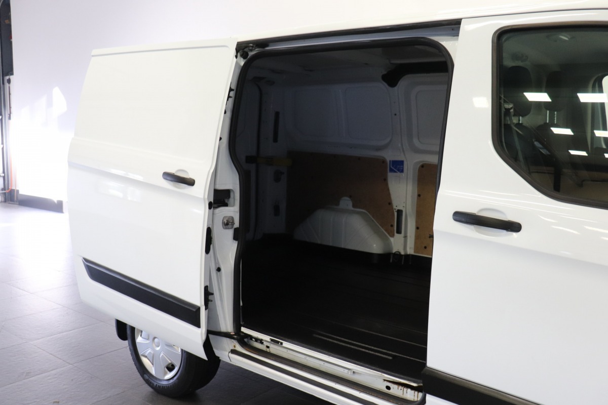 Ford Transit Custom 2.0 TDCI EURO 6 - Airco - Navi - Cruise - € 13.950,- Excl. Ford Transit Custom 2.0 TDCI EURO 6 - Airco - Navi - Cruise - € 13.950,- Excl.
