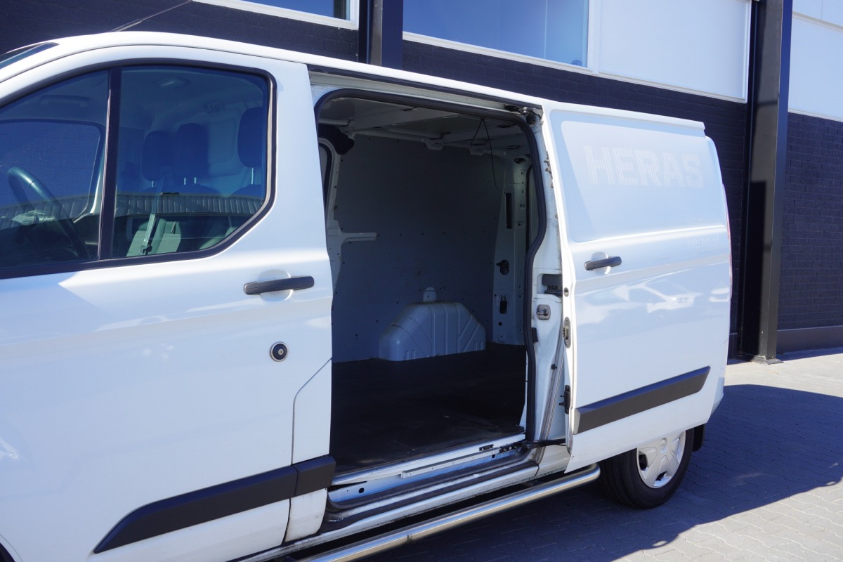 Ford Transit Custom 2.0 TDCI L2 130PK 2x Schuifdeur EURO 6 - Airco - Navi - Cruise - €13.900,- Excl. Ford Transit Custom 2.0 TDCI L2 130PK 2x Schuifdeur EURO 6 - Airco - Navi - Cruise - €13.900,- Excl.
