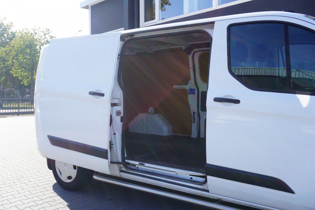 Ford Transit Custom 2.0 TDCI L2 130PK 2x Schuifdeur EURO 6 - Airco - Navi - Cruise - €13.900,- Ford Transit Custom 2.0 TDCI L2 130PK 2x Schuifdeur EURO 6 - Airco - Navi - Cruise - €13.900,-