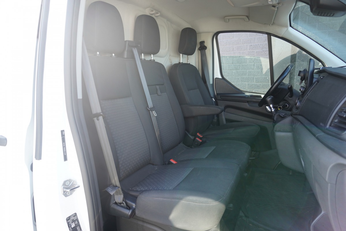 Ford Transit Custom 2.0 TDCI L2 130PK 2x Schuifdeur EURO 6 - Airco - Navi - Cruise - €13.900,- Ford Transit Custom 2.0 TDCI L2 130PK 2x Schuifdeur EURO 6 - Airco - Navi - Cruise - €13.900,-