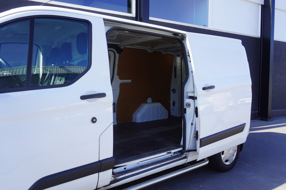 Ford Transit Custom 2.0 TDCI L2 130PK 2x Schuifdeur EURO 6 - Airco - Navi - Cruise - €13.900,- Ford Transit Custom 2.0 TDCI L2 130PK 2x Schuifdeur EURO 6 - Airco - Navi - Cruise - €13.900,-