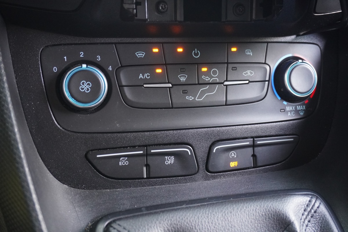 Ford Transit Connect 1.5 EcoBlue EURO 6 - Airco - Cruise - Camera - €8.950,- Excl. Ford Transit Connect 1.5 EcoBlue EURO 6 - Airco - Cruise - Camera - €8.950,- Excl.