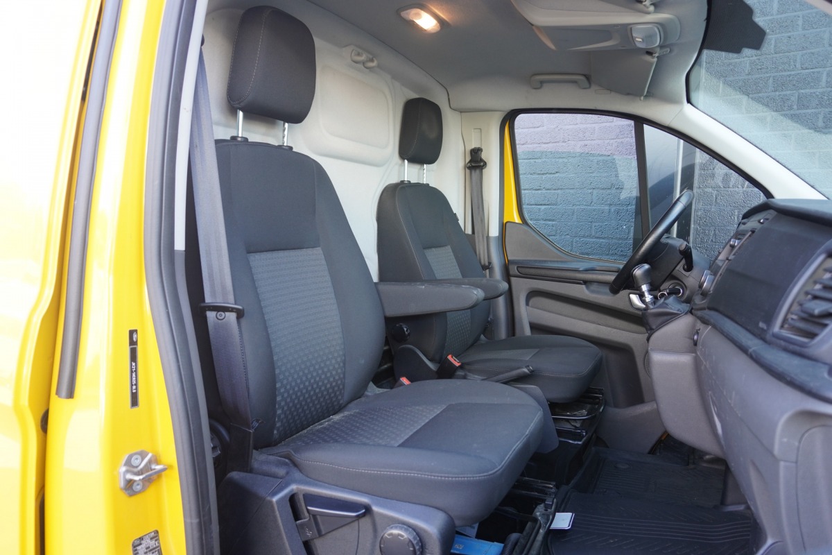 Ford Transit Custom 2.0 TDCI L2 EURO 6 - Airco - Cruise - PDC - €13.900,- Excl. Ford Transit Custom 2.0 TDCI L2 EURO 6 - Airco - Cruise - PDC - €13.900,- Excl.