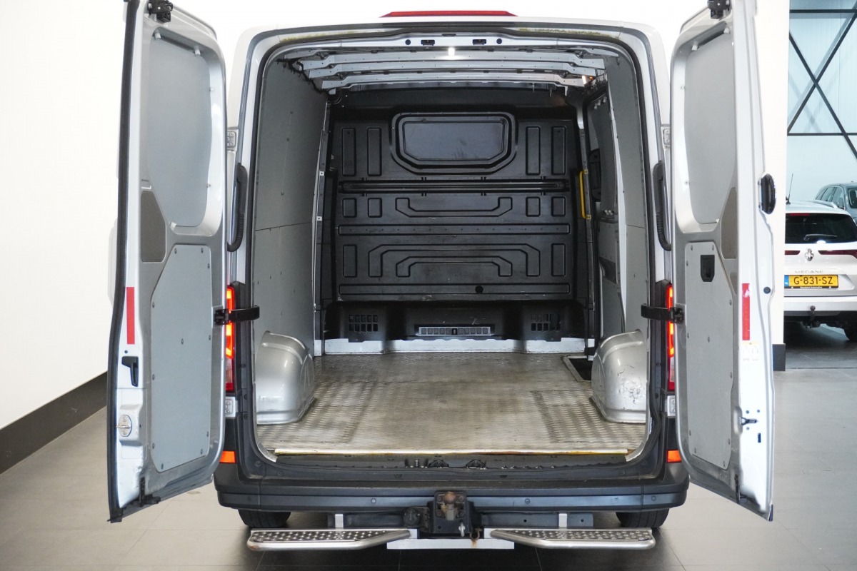 Volkswagen Crafter 2.0 TDI L3H2 3500KG EURO 6 - Airco - Navi - Cruise - €14.900,- Excl. Volkswagen Crafter 2.0 TDI L3H2 3500KG EURO 6 - Airco - Navi - Cruise - €14.900,- Excl.