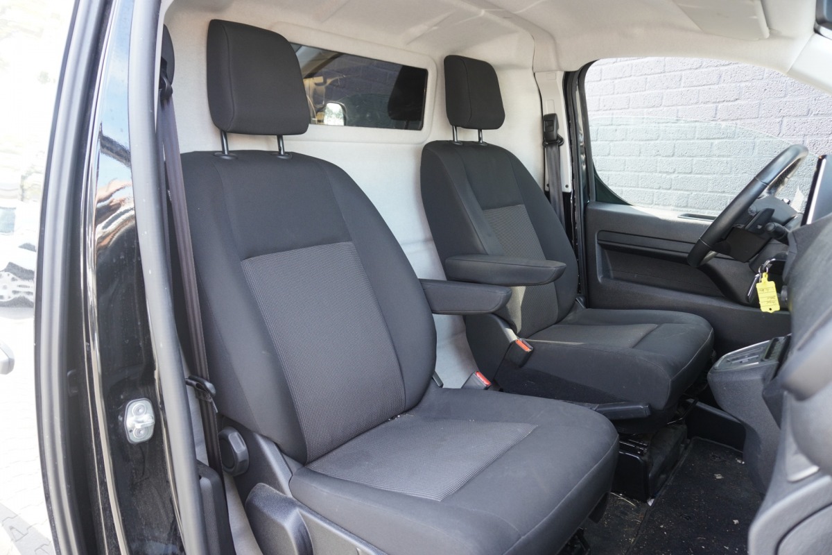 Peugeot Expert 2.0 BlueHDi 145PK L2 Automaat EURO 6 - Airco - Cruise - Camera - € 20.950,- Excl. Peugeot Expert 2.0 BlueHDi 145PK L2 Automaat EURO 6 - Airco - Cruise - Camera - € 20.950,- Excl.