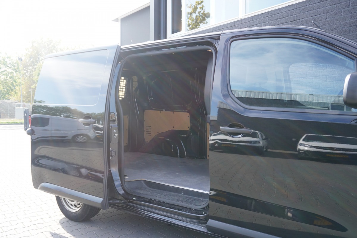 Peugeot Expert 2.0 BlueHDi 145PK L2 Automaat EURO 6 - Airco - Cruise - Camera - € 20.950,- Excl. Peugeot Expert 2.0 BlueHDi 145PK L2 Automaat EURO 6 - Airco - Cruise - Camera - € 20.950,- Excl.