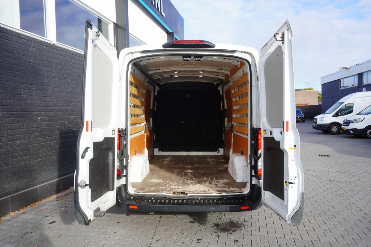 Ford Transit 2.0 TDCI L3H2 EURO 6 - Airco - Cruise - PDC - €15.900,- Excl. Ford Transit 2.0 TDCI L3H2 EURO 6 - Airco - Cruise - PDC - €15.900,- Excl.