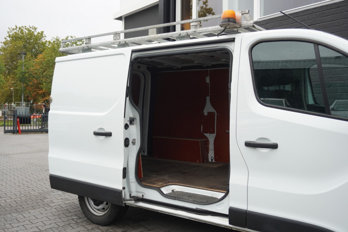 Renault Trafic 2.0 Blue dCi 130PK EURO 6 - Airco - Navi - Cruise - €16.900,- Excl. Renault Trafic 2.0 Blue dCi 130PK EURO 6 - Airco - Navi - Cruise - €16.900,- Excl.