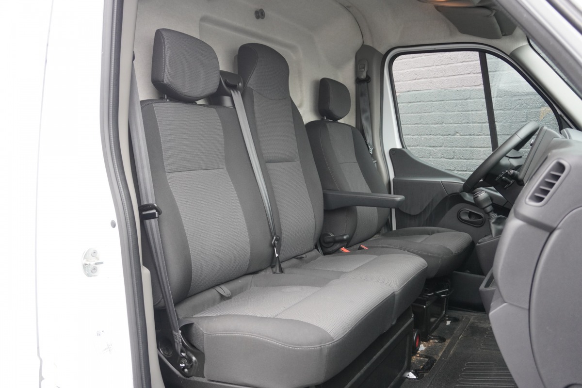 Renault Master 2.3 dCi 135PK L2H2 EURO 6 - Airco - Navi - Cruise - €16.950,- Excl. Renault Master 2.3 dCi 135PK L2H2 EURO 6 - Airco - Navi - Cruise - €16.950,- Excl.