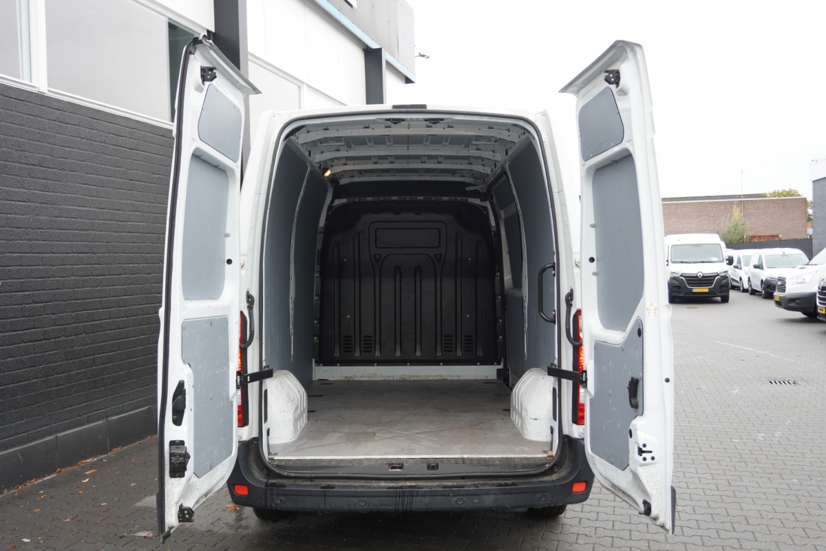 Renault Master 2.3 dCi 135PK L2H2 EURO 6 - Airco - Navi - Cruise - €16.950,- Excl. Renault Master 2.3 dCi 135PK L2H2 EURO 6 - Airco - Navi - Cruise - €16.950,- Excl.