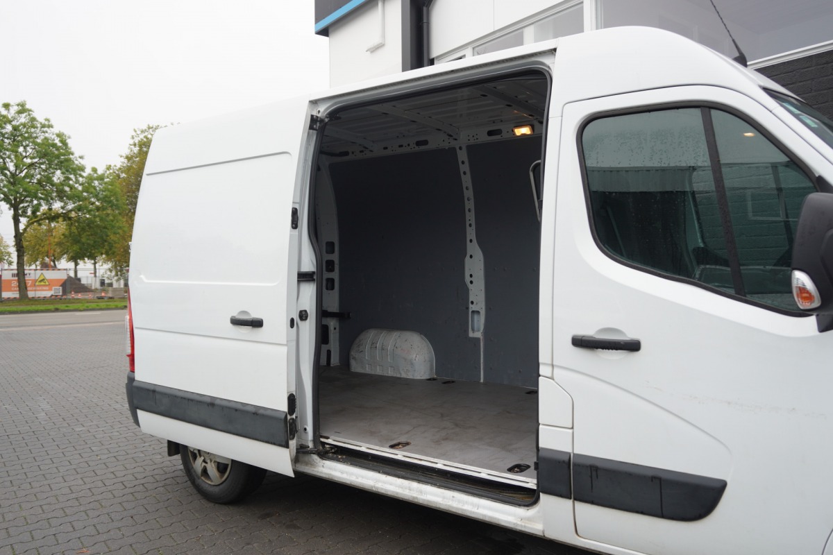 Renault Master 2.3 dCi 135PK L2H2 EURO 6 - Airco - Navi - Cruise - €16.950,- Excl. Renault Master 2.3 dCi 135PK L2H2 EURO 6 - Airco - Navi - Cruise - €16.950,- Excl.
