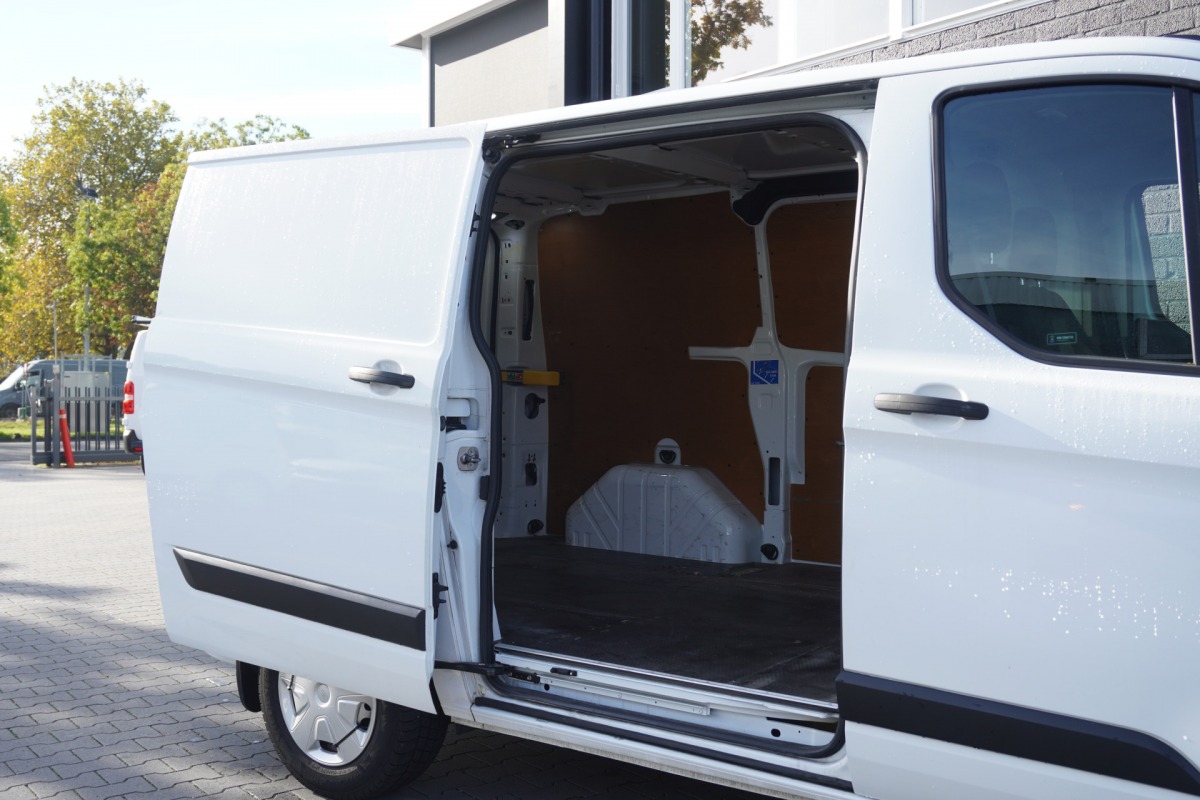 Ford Transit Custom 2.0 TDCI 130PK MHEV EURO 6 - Airco - Cruise - PDC - €14.449,- Excl. Ford Transit Custom 2.0 TDCI 130PK MHEV EURO 6 - Airco - Cruise - PDC - €14.449,- Excl.