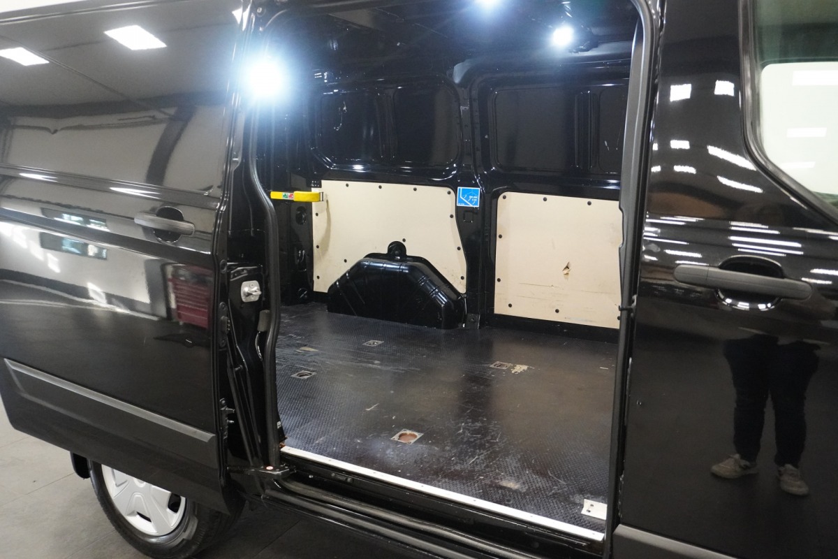 Ford Transit Custom 2.0 TDCI 170PK Automaat EURO 6 - Airco - Cruise - PDC - €14.900,- Excl. Ford Transit Custom 2.0 TDCI 170PK Automaat EURO 6 - Airco - Cruise - PDC - €14.900,- Excl.