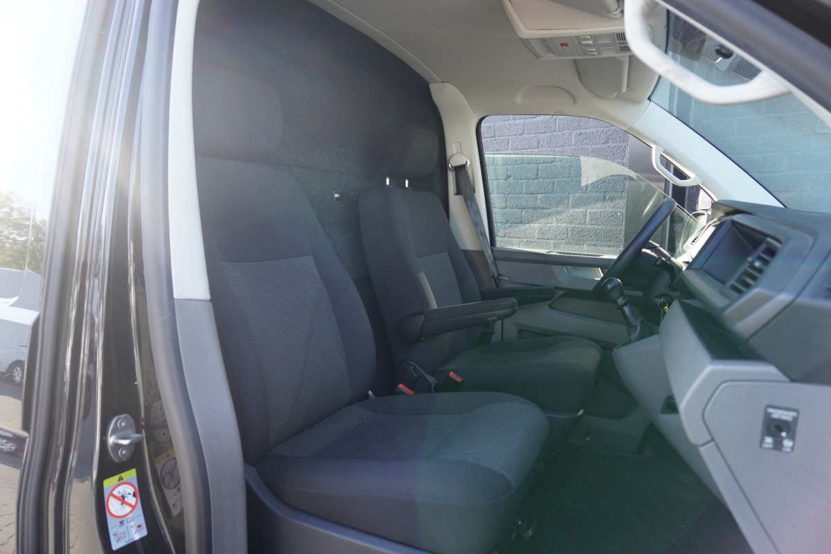 Volkswagen Transporter 2.0 TDI L2 EURO 6 - Airco - Navi - Cruise - €16.900,- Excl. Volkswagen Transporter 2.0 TDI L2 EURO 6 - Airco - Navi - Cruise - €16.900,- Excl.