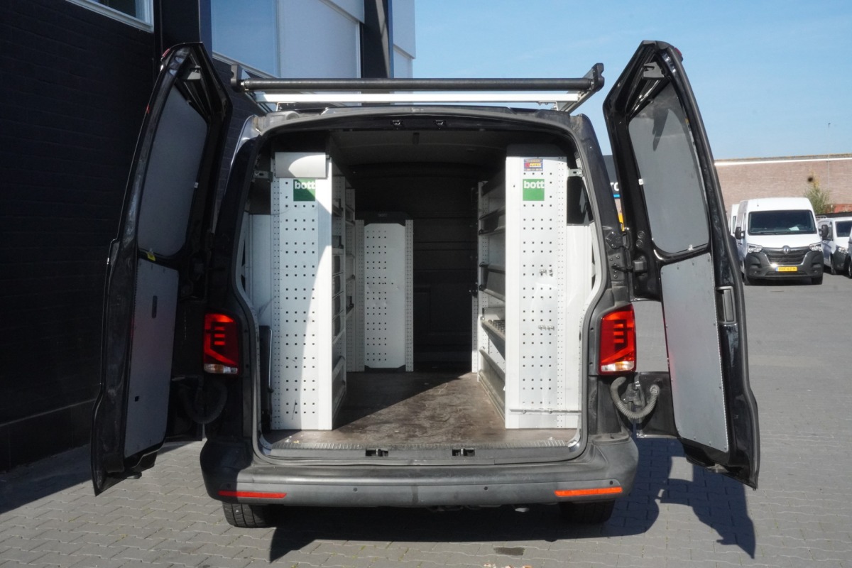 Volkswagen Transporter 2.0 TDI L2 EURO 6 - Airco - Navi - Cruise - €16.900,- Excl. Volkswagen Transporter 2.0 TDI L2 EURO 6 - Airco - Navi - Cruise - €16.900,- Excl.