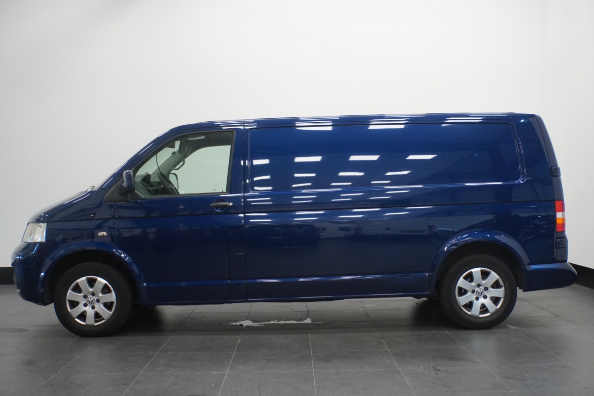 Volkswagen Transporter 2.5 TDI 130PK L2 Automaat - Airco - Cruise - Trekhaak - €4.900,- Ex. BTW Volkswagen Transporter 2.5 TDI 130PK L2 Automaat - Airco - Cruise - Trekhaak - €4.900,- Ex. BTW