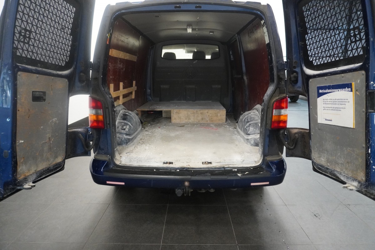 Volkswagen Transporter 2.5 TDI 130PK L2 Automaat - Airco - Cruise - Trekhaak - €4.900,- Ex. BTW Volkswagen Transporter 2.5 TDI 130PK L2 Automaat - Airco - Cruise - Trekhaak - €4.900,- Ex. BTW