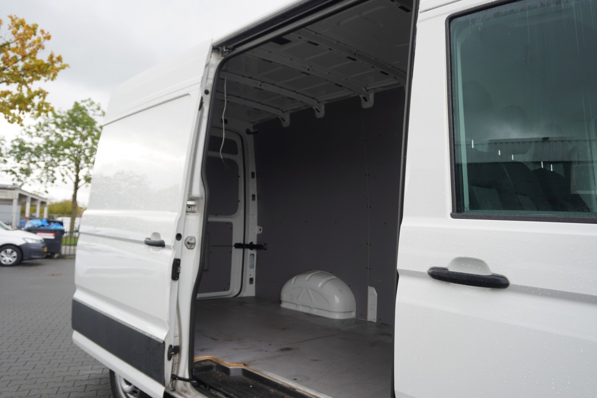 Volkswagen Crafter 2.0 TDI L3H3 140PK EURO 6 - Airco - Navi - Cruise - €18.950,- Excl. Volkswagen Crafter 2.0 TDI L3H3 140PK EURO 6 - Airco - Navi - Cruise - €18.950,- Excl.